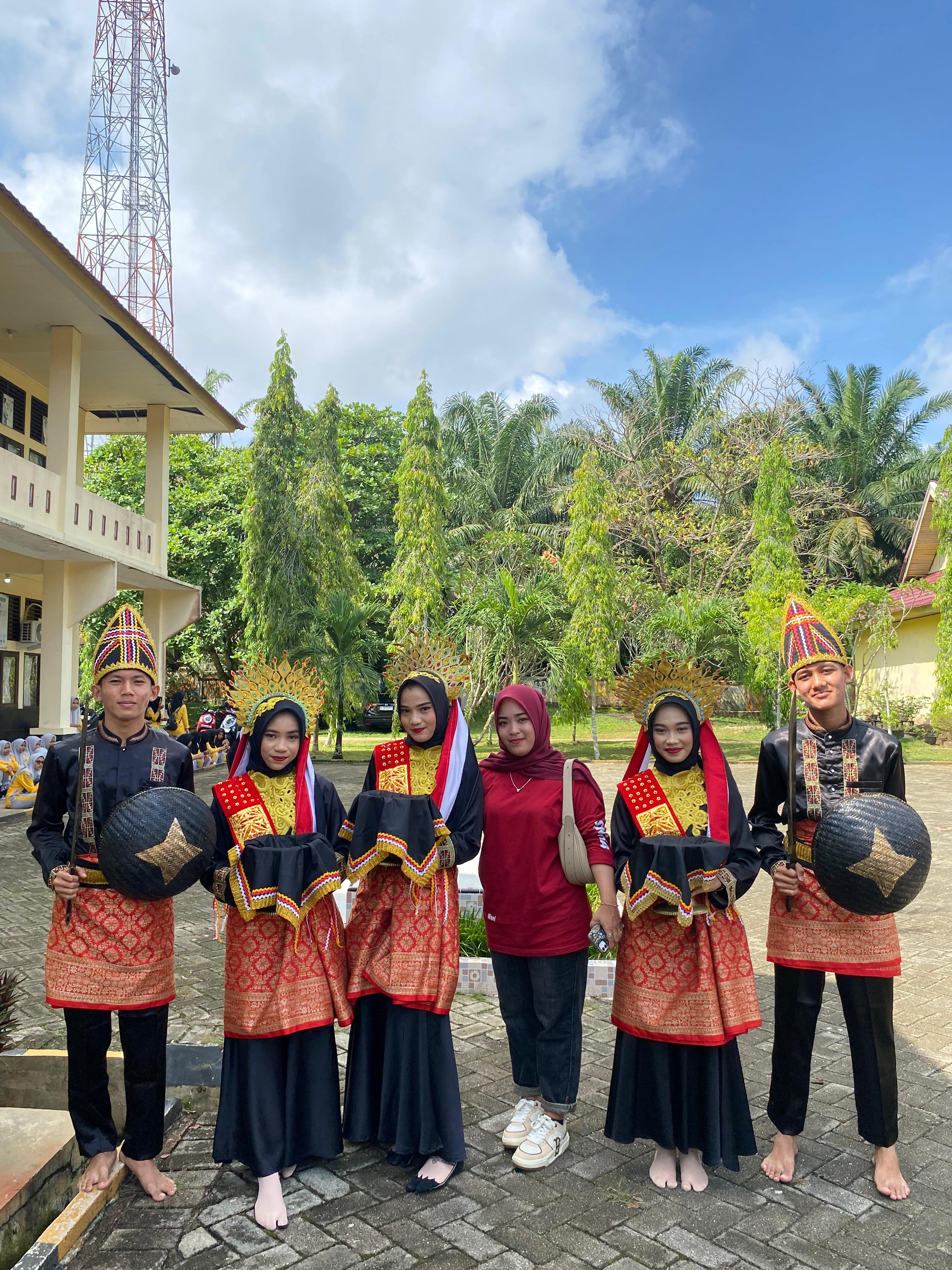 penampilan penari SMA Negeri 1 Sentajo Raya bersama guru seni, Ibu Nahwani, S.Sn.